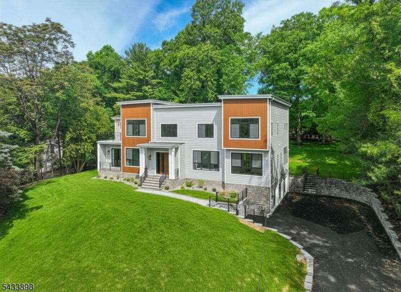 8 Fordham Rd, Livingston Twp., NJ 07039