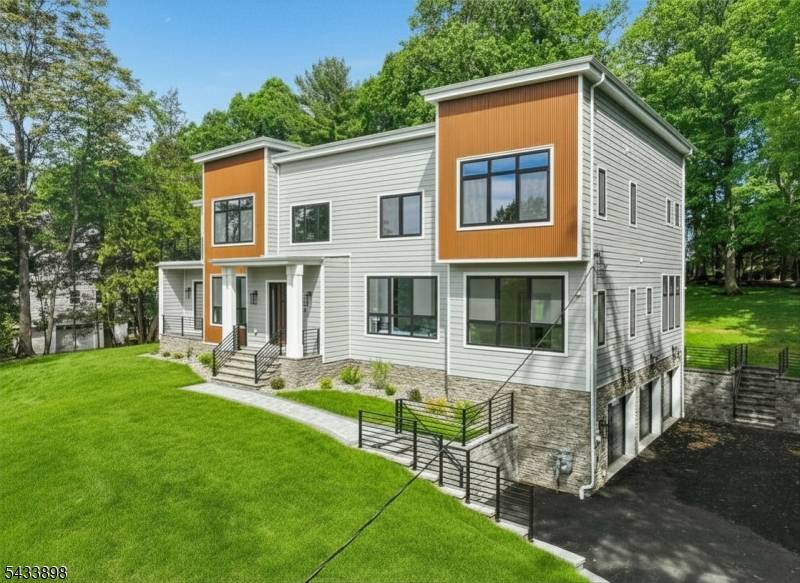 8 Fordham Rd, Livingston Twp., NJ 07039