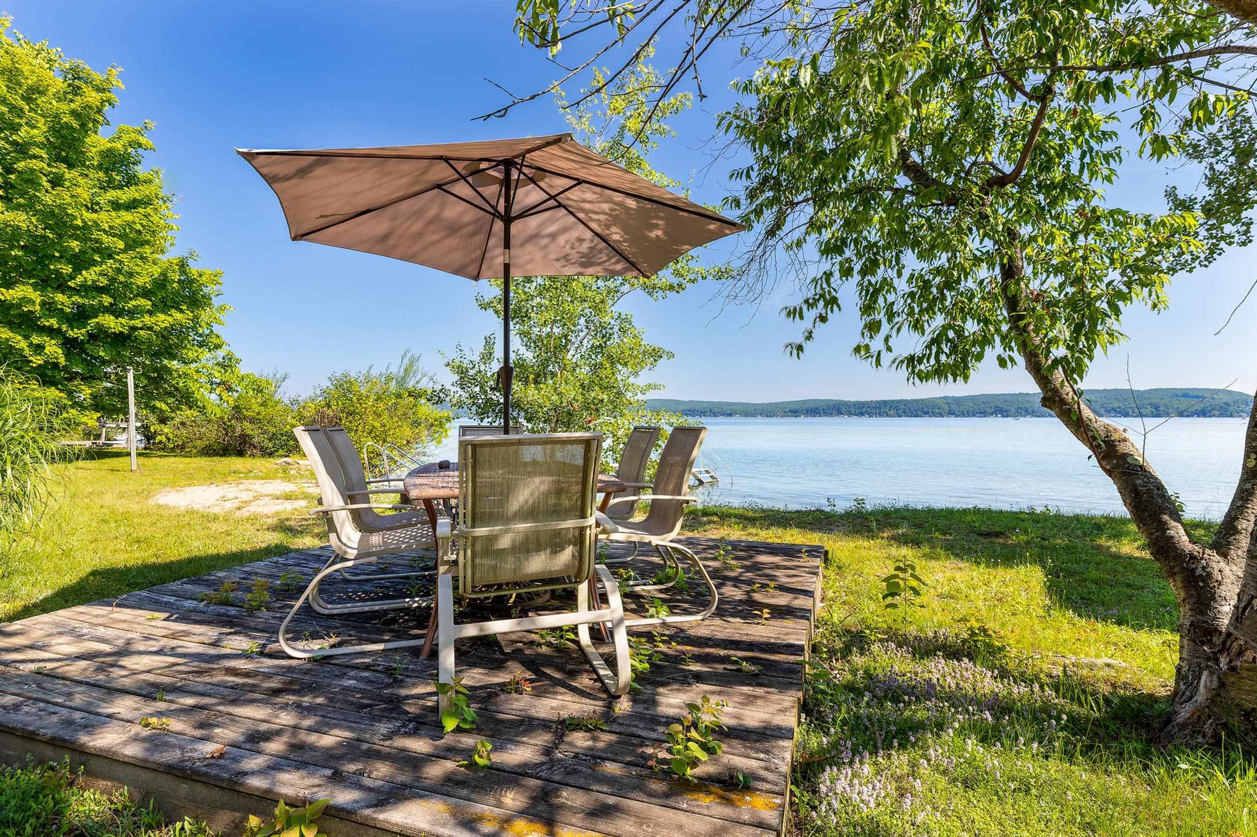 6123 Crystal AVE, Benzonia Twp, MI 49617