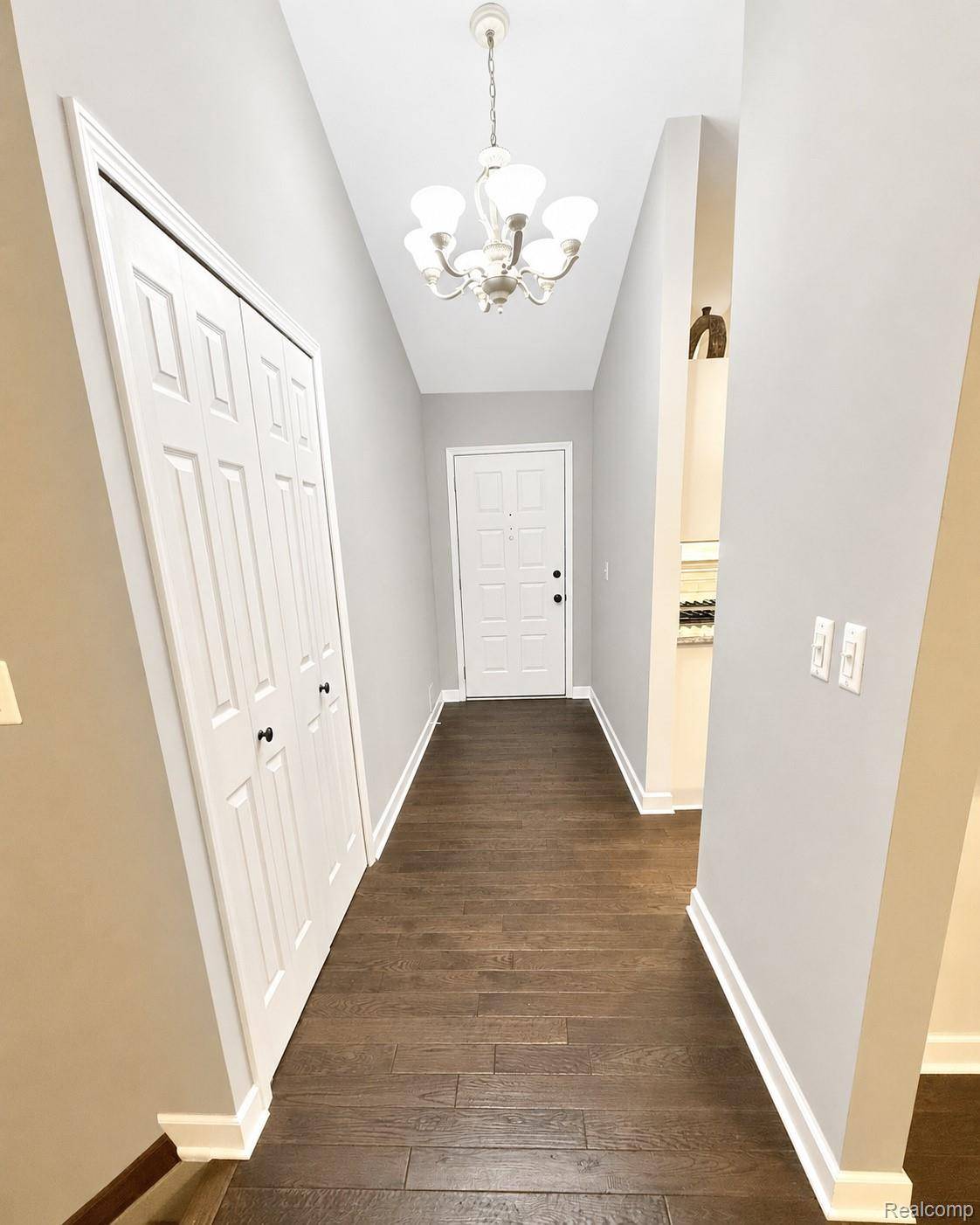 2033 Avonstoke RD, Rochester Hills, MI 48307