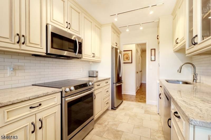 2 Claridge Dr. 1BW, Verona Twp., NJ 07044