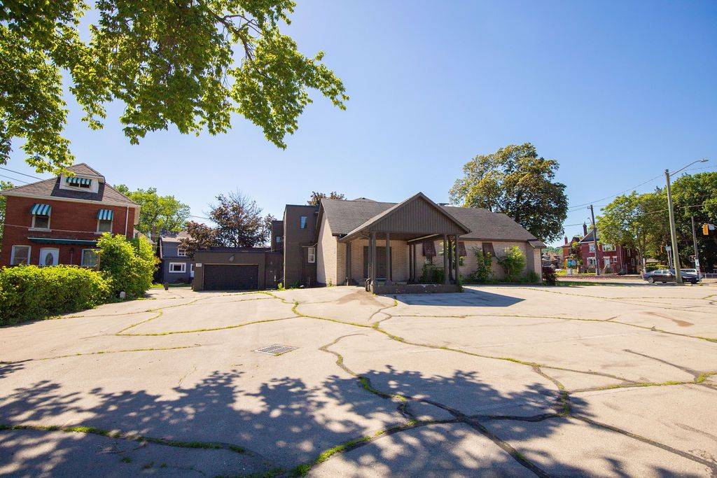 1309 King ST E, Hamilton, ON L8M 1H2