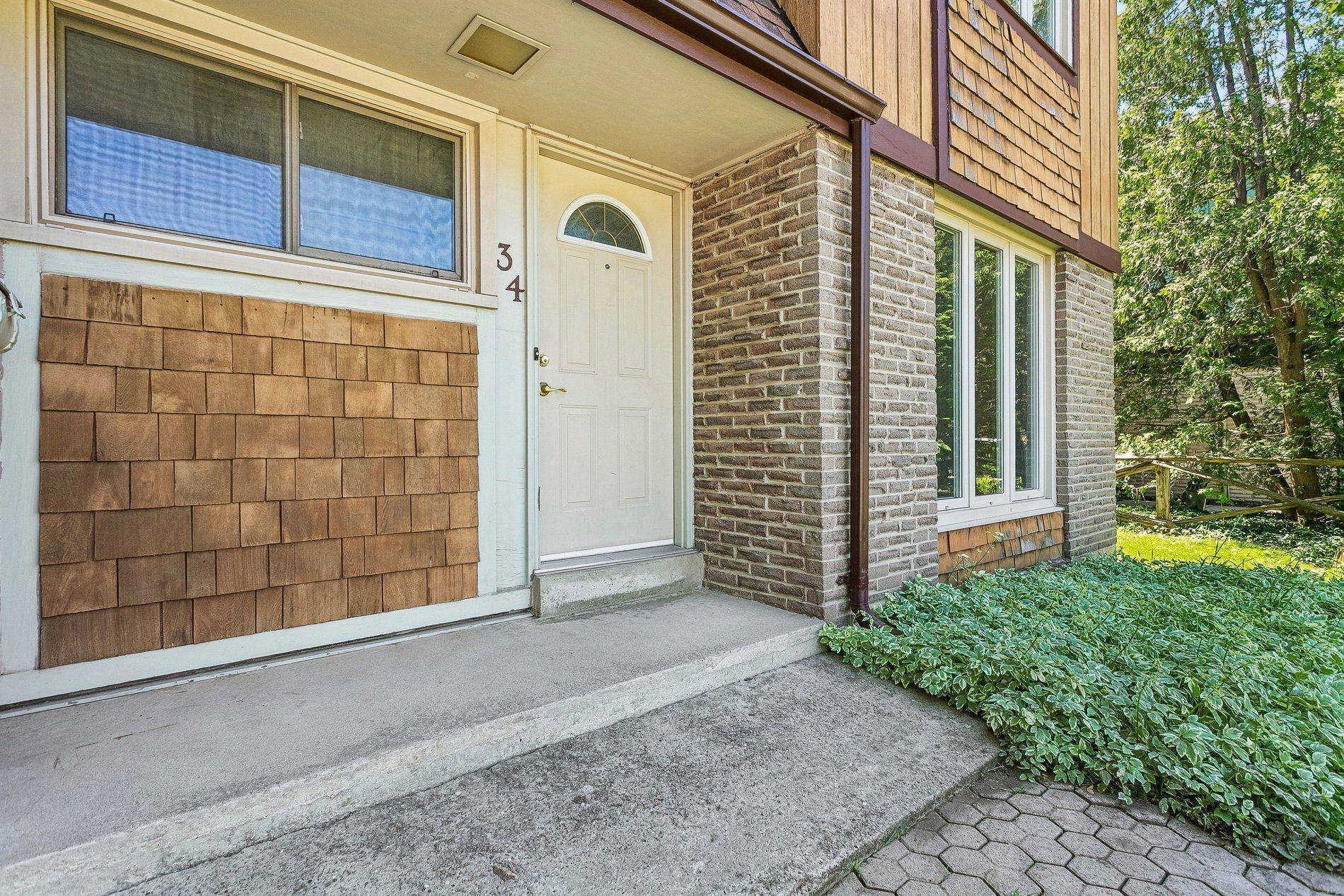 34 Plainsman RD, Mississauga, ON L5N 1C7