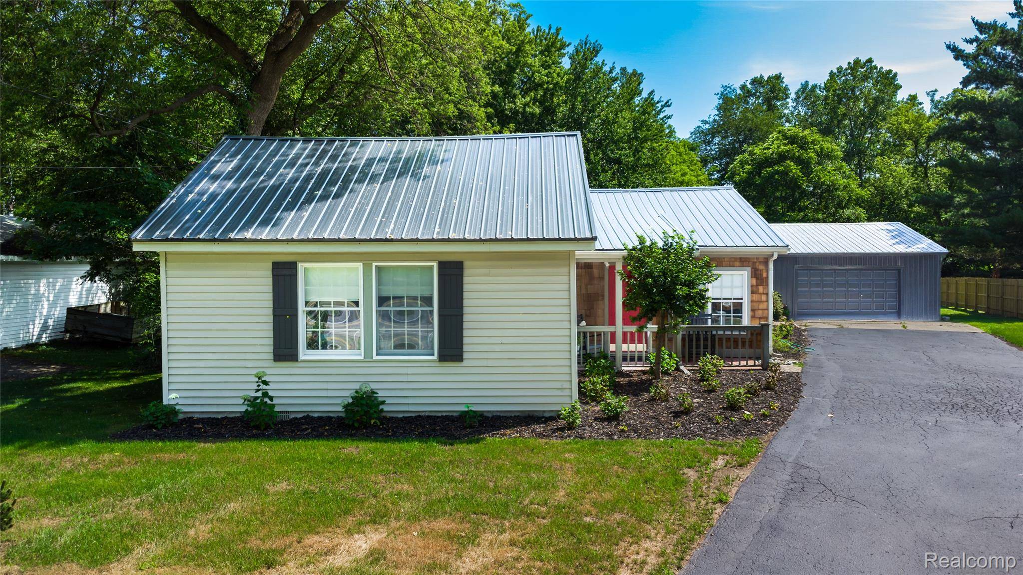 308 N Seymour RD, Flushing, MI 48433