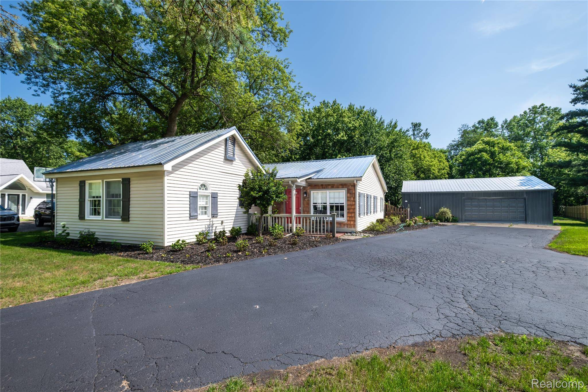 308 N Seymour RD, Flushing, MI 48433