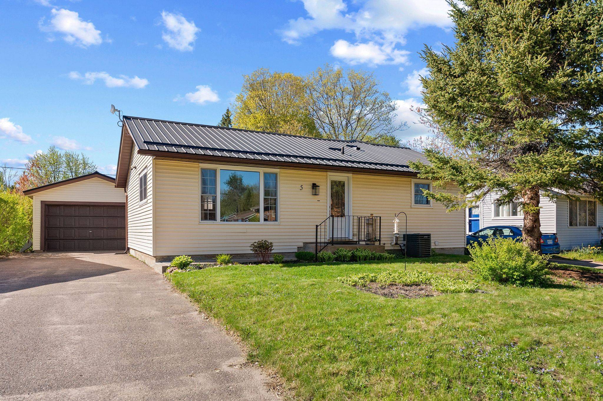 5 Lasalle DR, Deep River, ON K0J 1P0