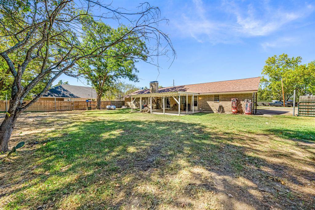 1075 Oak Ridge Drive, Oak Ridge, TX 75160