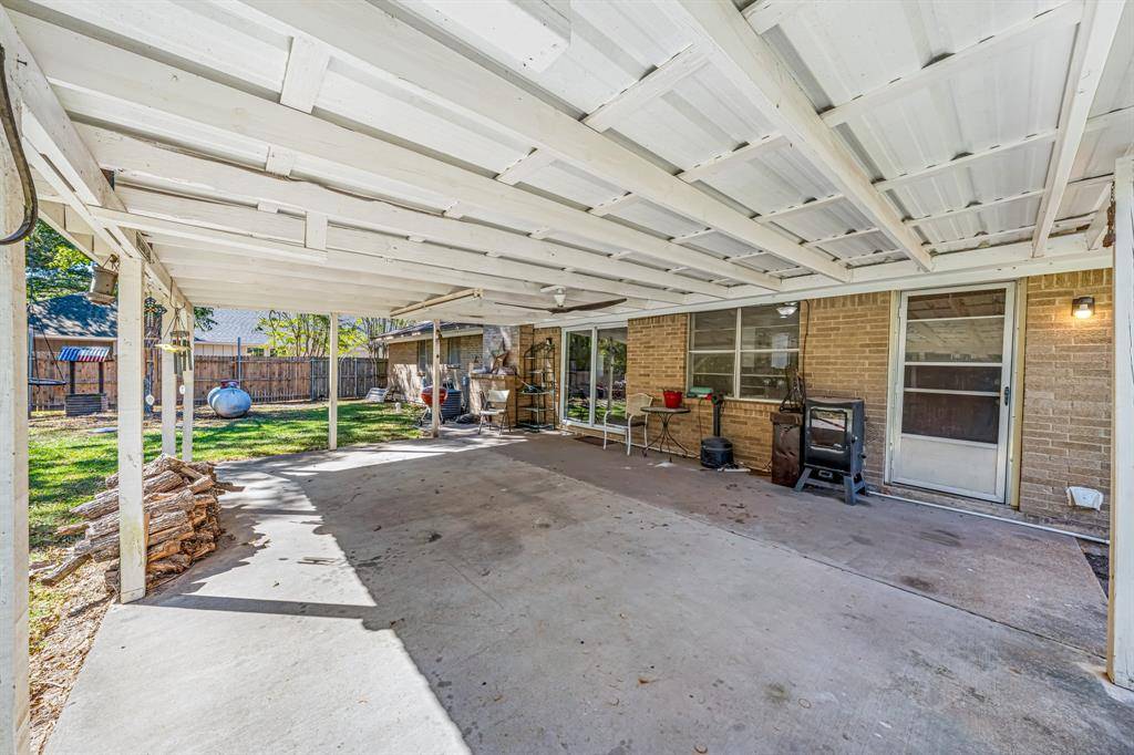 1075 Oak Ridge Drive, Oak Ridge, TX 75160