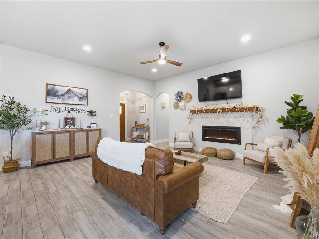 956 Sam Street, Springtown, TX 76082
