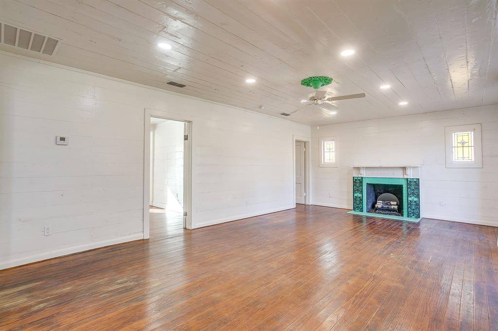 619 W Live Oak Street, Jacksboro, TX 76458