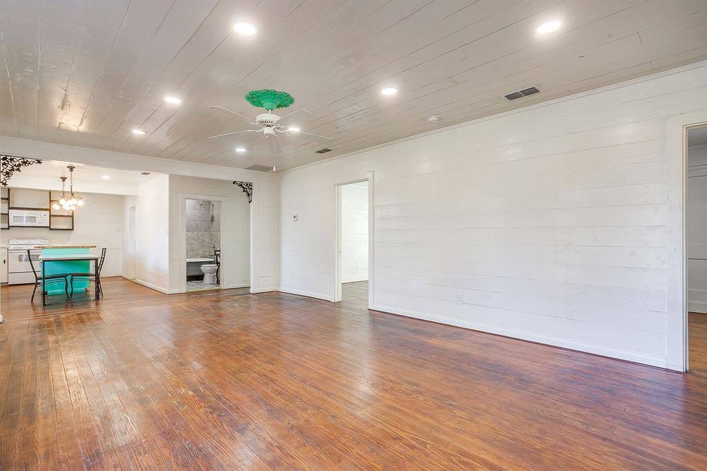 619 W Live Oak Street, Jacksboro, TX 76458