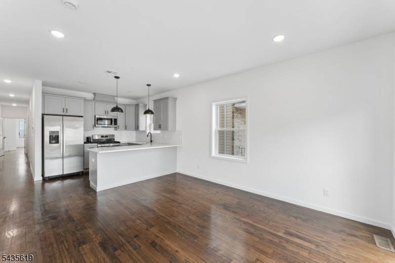 910 Bergen St #1, Newark City, NJ 07112