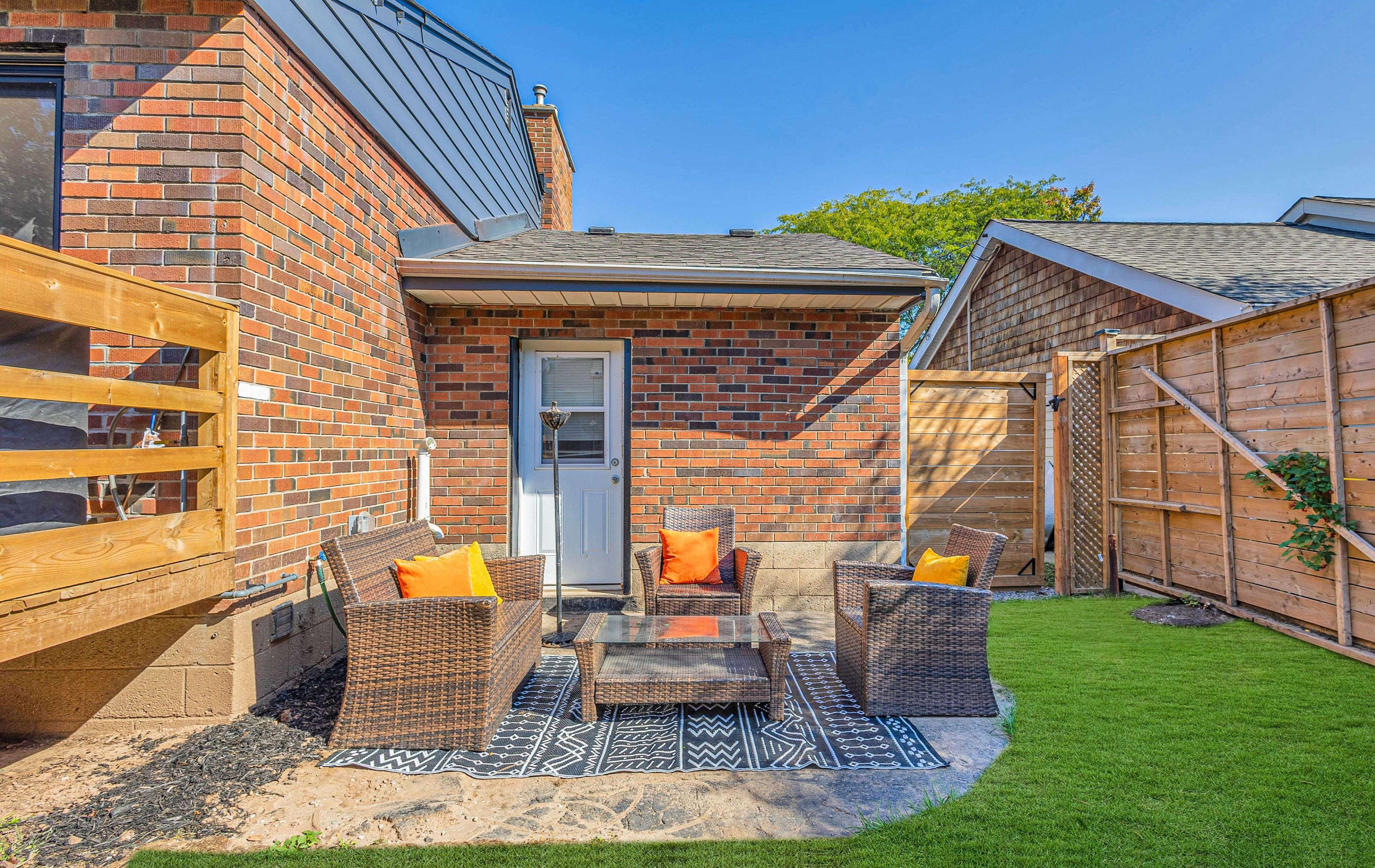 884 Eagle DR, Burlington, ON L7T 3A4