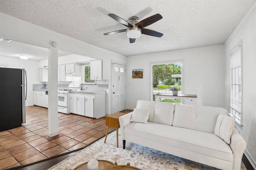 4821 Calmont Avenue, Fort Worth, TX 76107