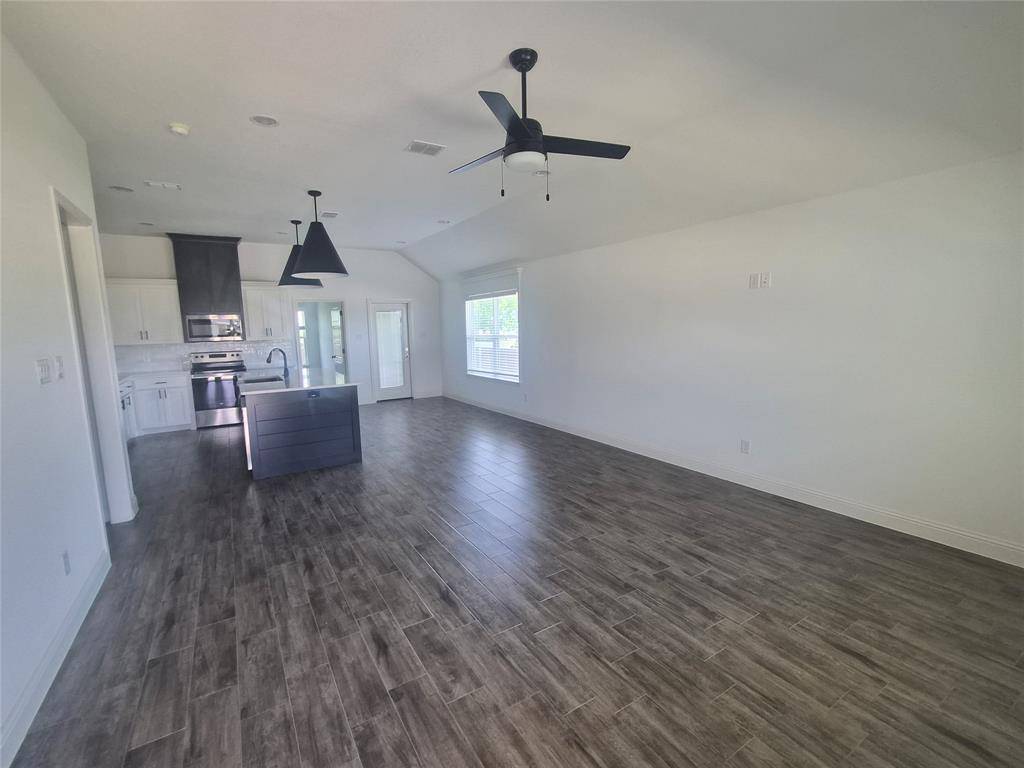 900 Tesslynn Avenue, Godley, TX 76044
