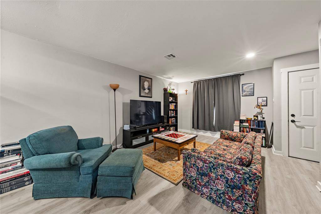 208-212 Queen Drive, Hewitt, TX 76643