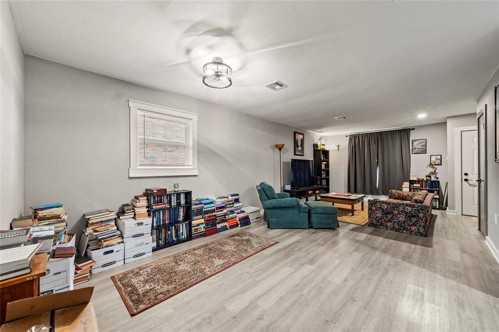 208-212 Queen Drive, Hewitt, TX 76643