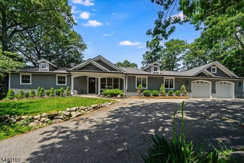 8 Sheeprock Rd, Kinnelon Boro, NJ 07405