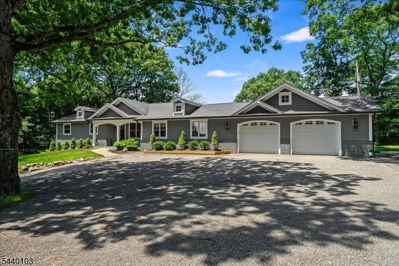 8 Sheeprock Rd, Kinnelon Boro, NJ 07405