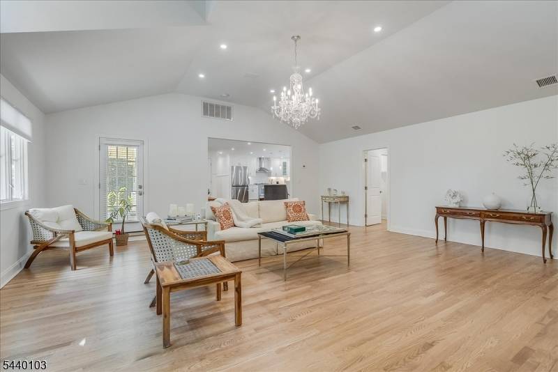 8 Sheeprock Rd, Kinnelon Boro, NJ 07405