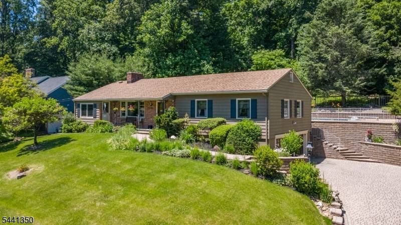 36 Leamoor Dr, Morris Plains Boro, NJ 07950