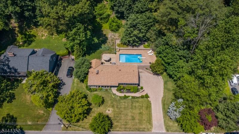 36 Leamoor Dr, Morris Plains Boro, NJ 07950
