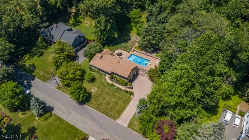 36 Leamoor Dr, Morris Plains Boro, NJ 07950