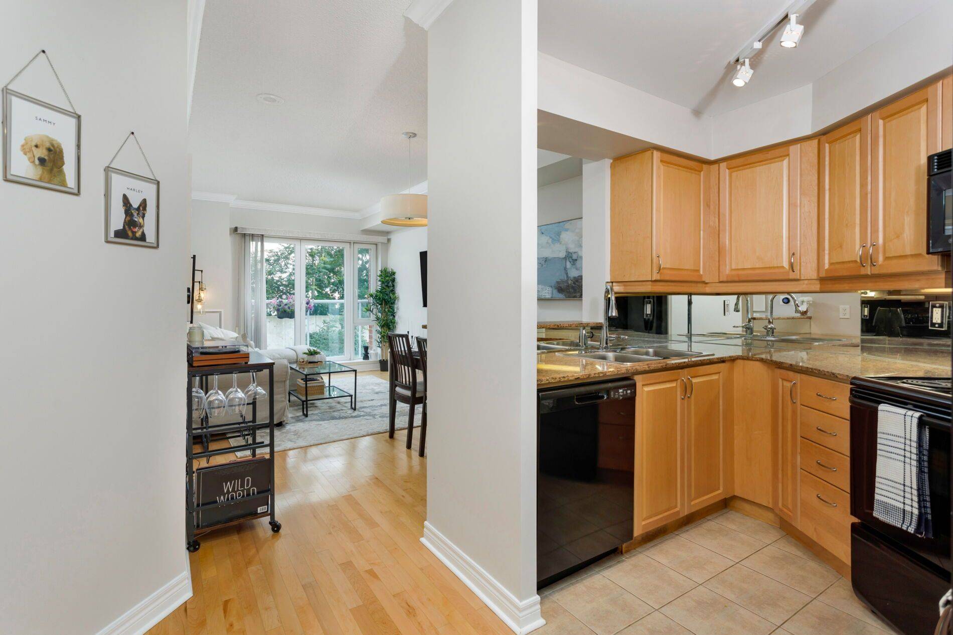 40 Old Mill RD #204, Oakville, ON L6J 7W2