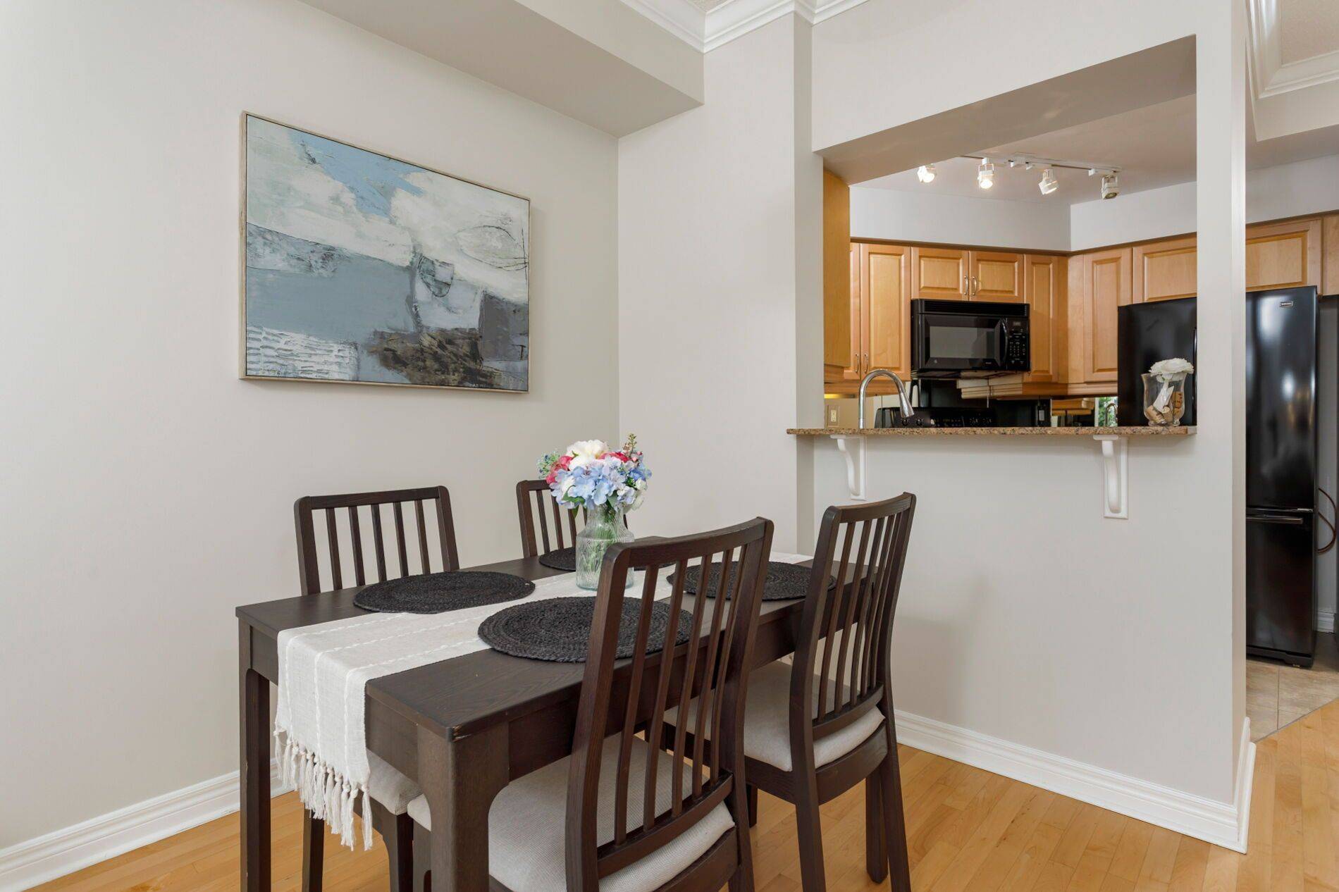 40 Old Mill RD #204, Oakville, ON L6J 7W2