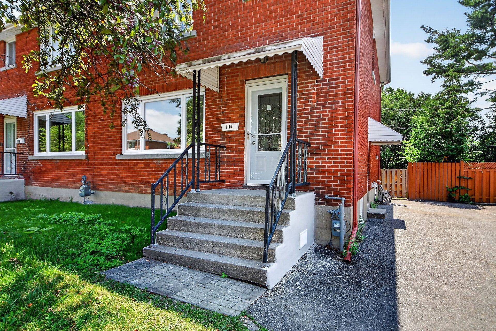 1104 Aldea AVE, Billings Bridge - Riverside Park And Area, ON K1H 8C2