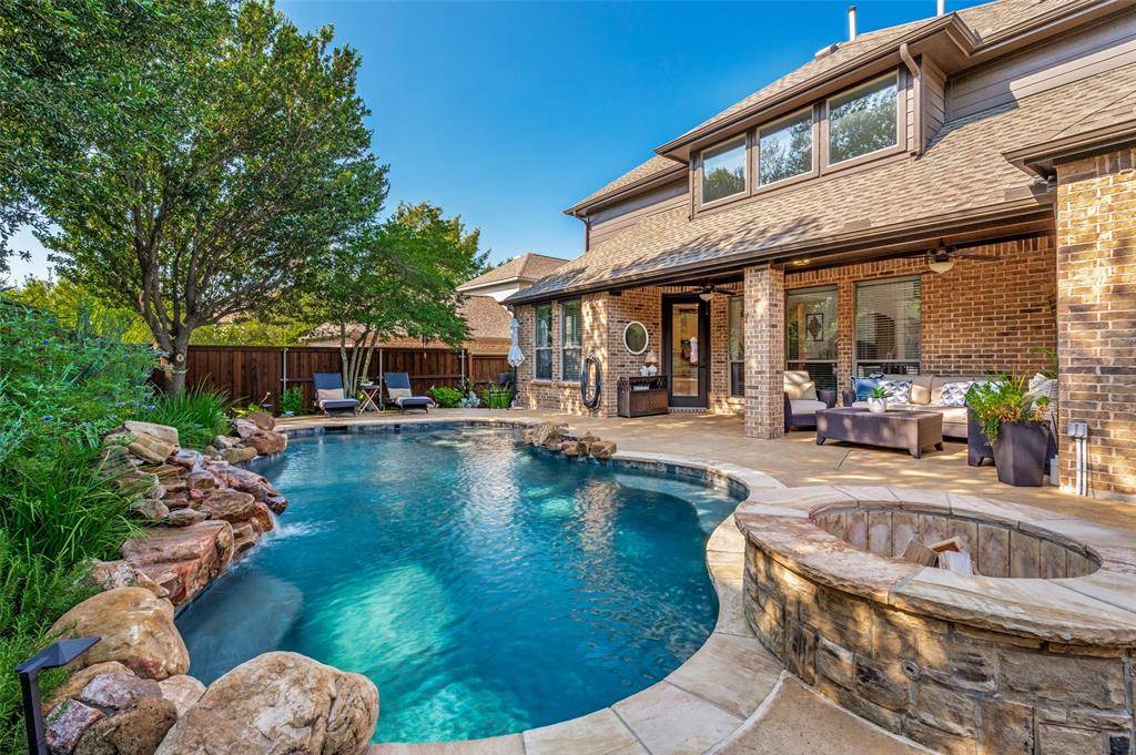 712 Glendevon Drive, Mckinney, TX 75071