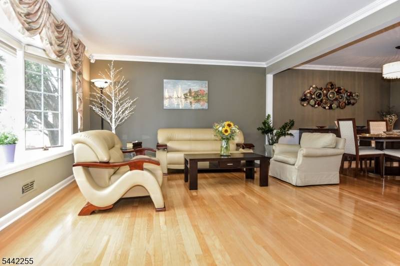 380 Shea Dr, New Milford Boro, NJ 07646