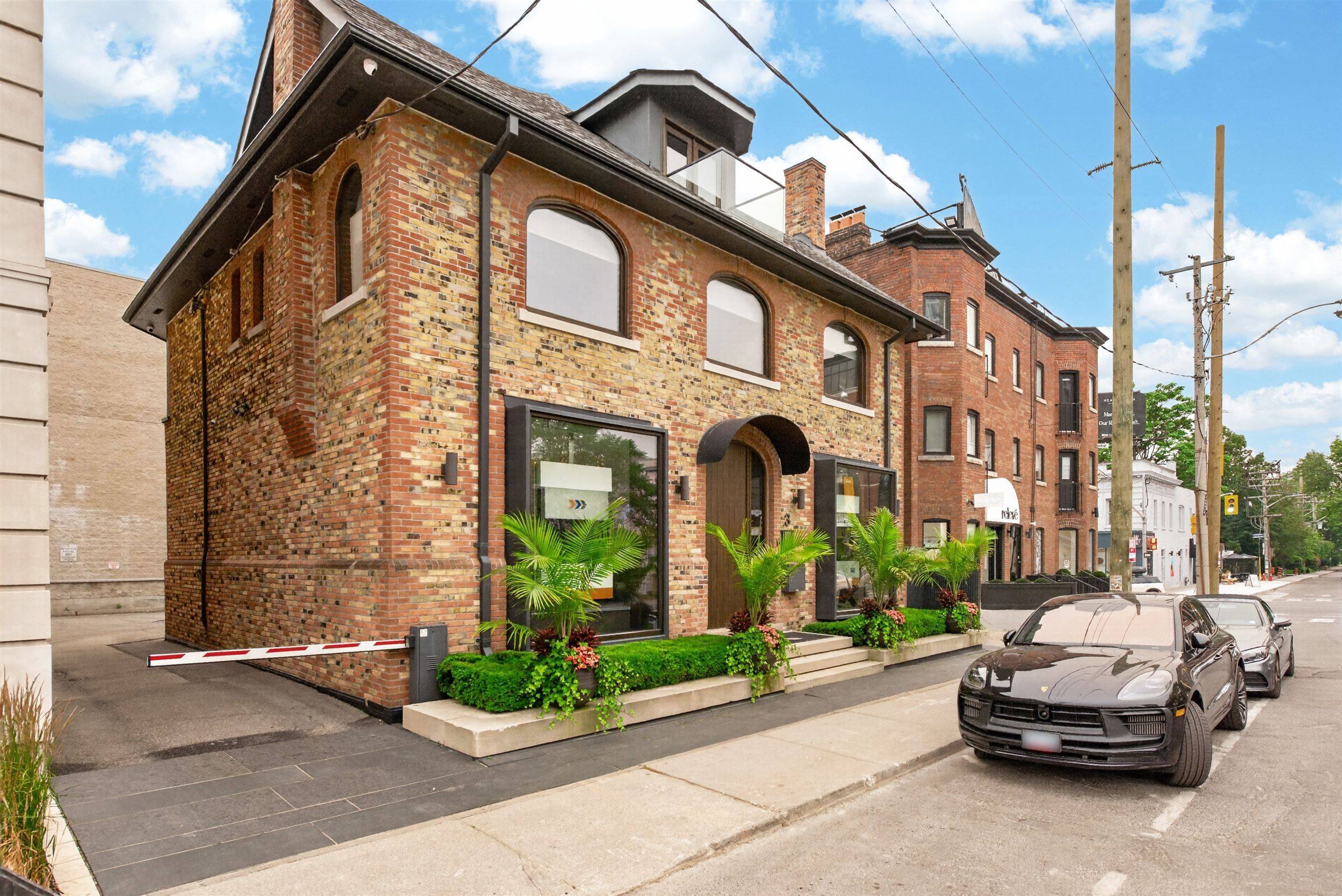 3 Rowanwood AVE E, Toronto C09, ON M4W 1Y5
