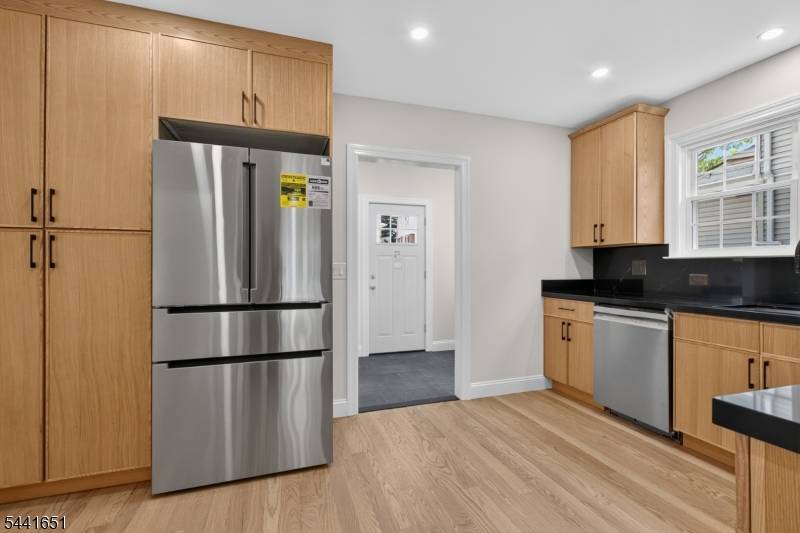 18 Walnut St #A, Summit City, NJ 07901
