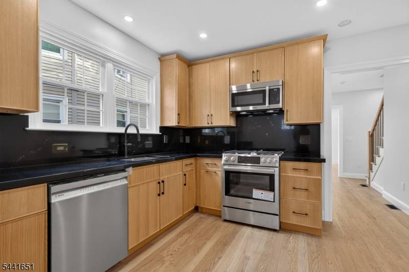 18 Walnut St #A, Summit City, NJ 07901