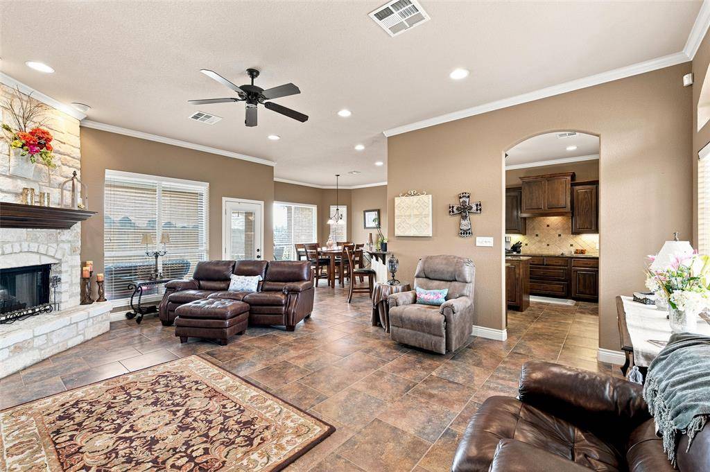 845 W County Line Road E, West, TX 76691
