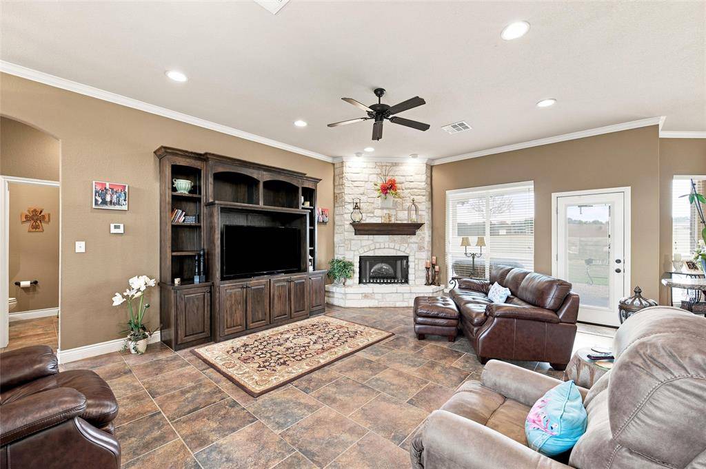 845 W County Line Road E, West, TX 76691