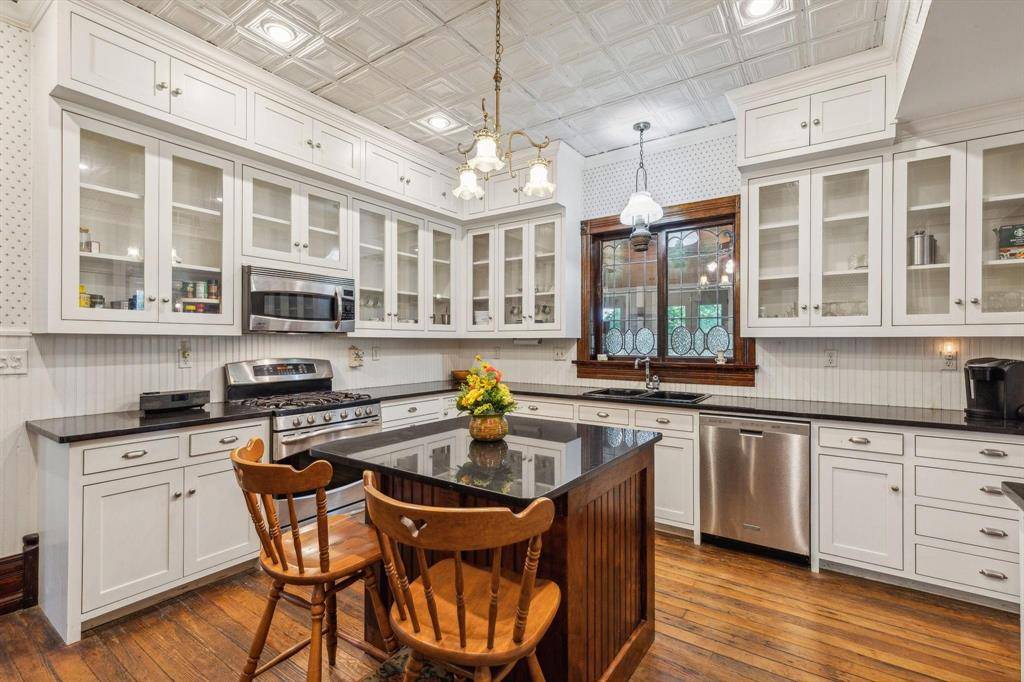 405 W Clifton Street, Pilot Point, TX 76258