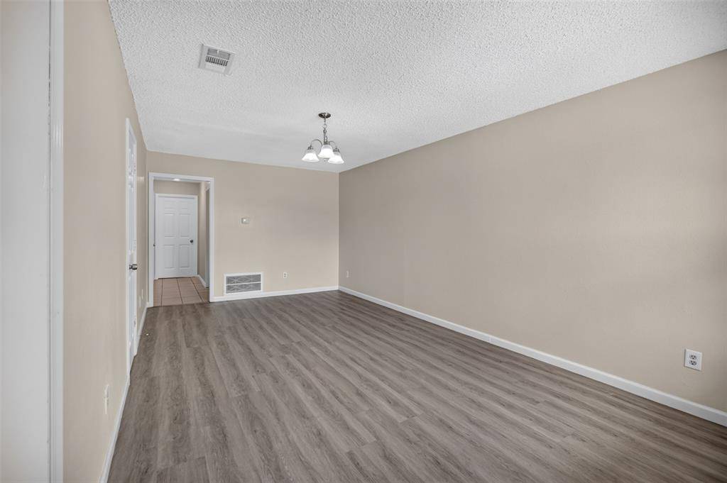 1128 Pleasant Valley Lane, Arlington, TX 76015