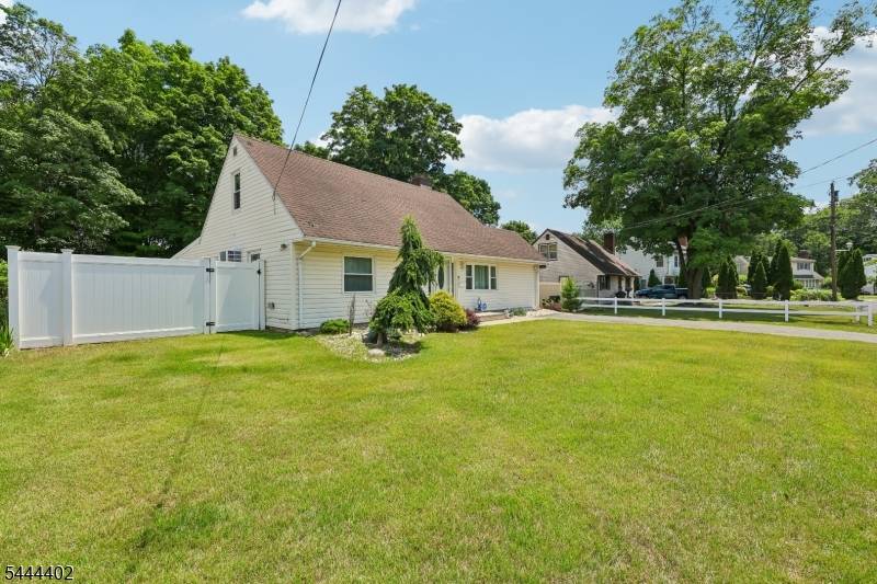 35 Spruce Rd, Pompton Lakes Boro, NJ 07442