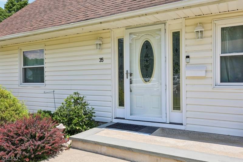 35 Spruce Rd, Pompton Lakes Boro, NJ 07442
