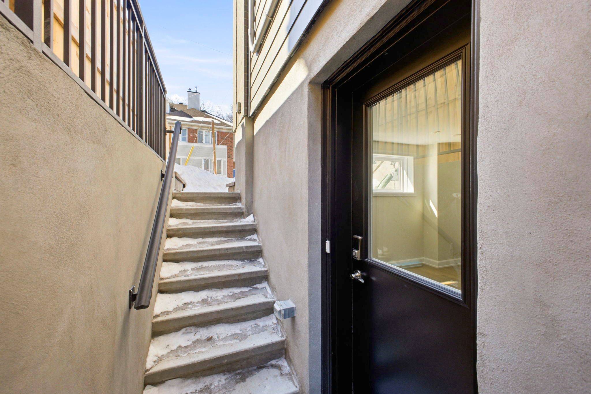 7 Gwynne AVE #B, Dows Lake - Civic Hospital And Area, ON K1Y 1X1