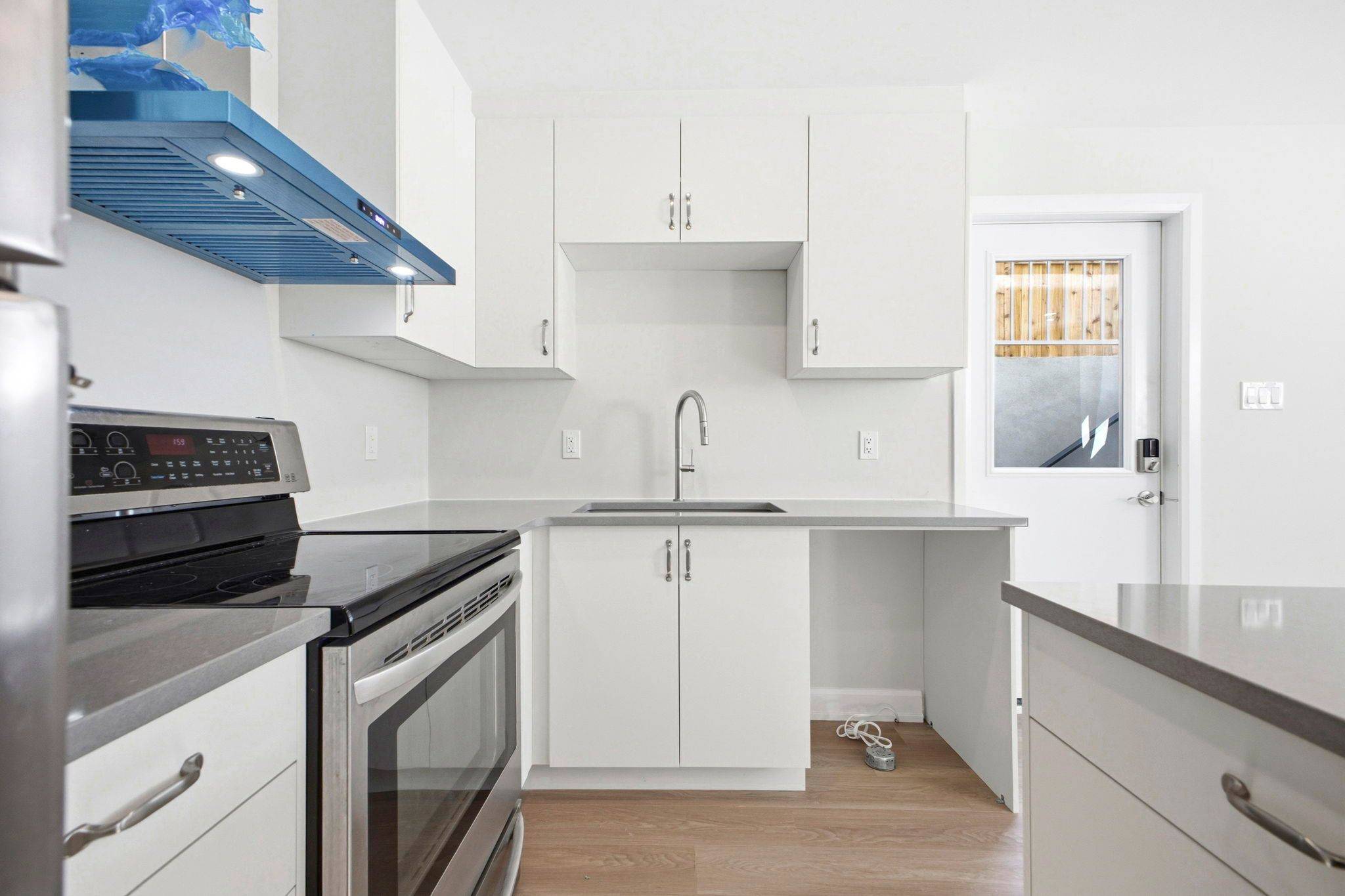7 Gwynne AVE #B, Dows Lake - Civic Hospital And Area, ON K1Y 1X1