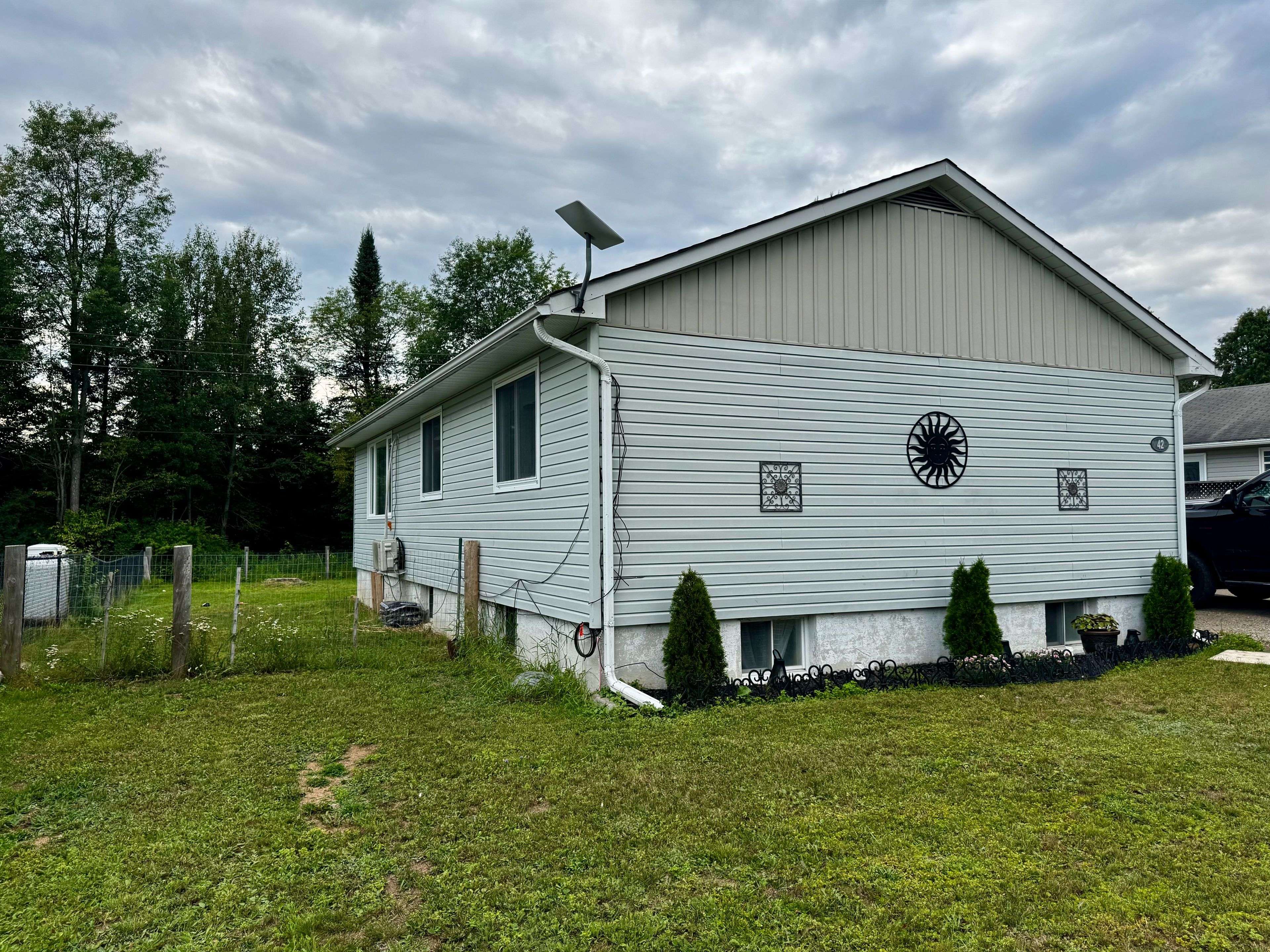 42 Sprucedale ST, Highlands East, ON K0L 1M0