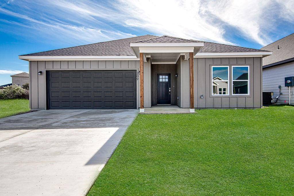 209 Lead Creek Drive, Fort Worth, TX 76131