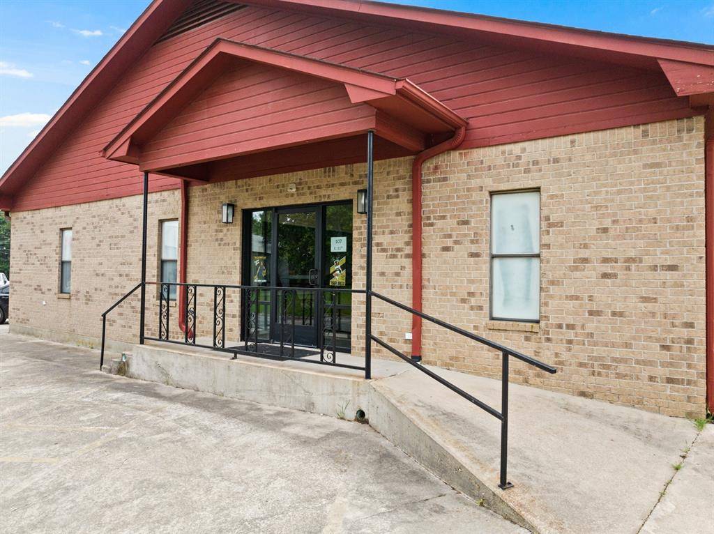 107 E 11th Street, Mount Pleasant, TX 75455