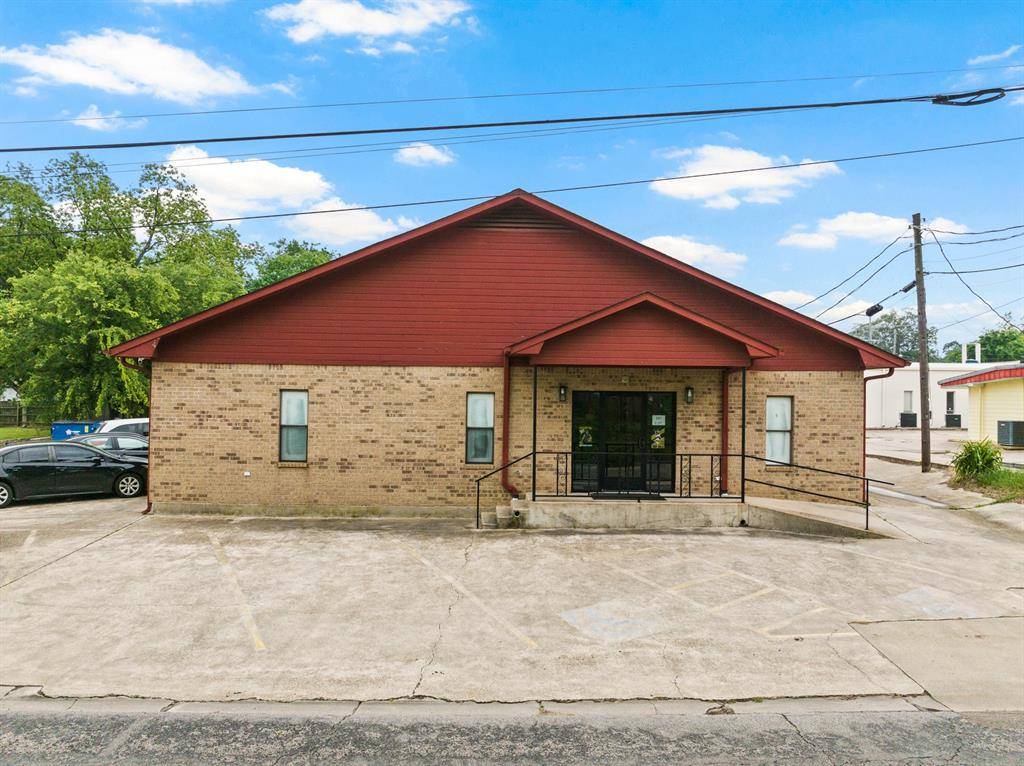 107 E 11th Street, Mount Pleasant, TX 75455
