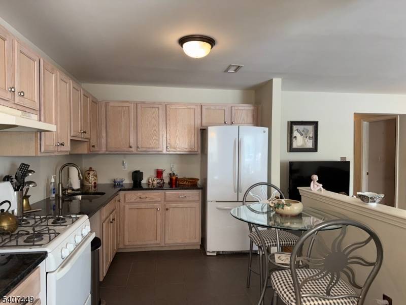 37 Chanda Ct, Clifton City, NJ 07012
