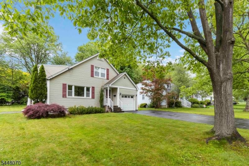 7 Evelyn Road, Roseland Boro, NJ 07068