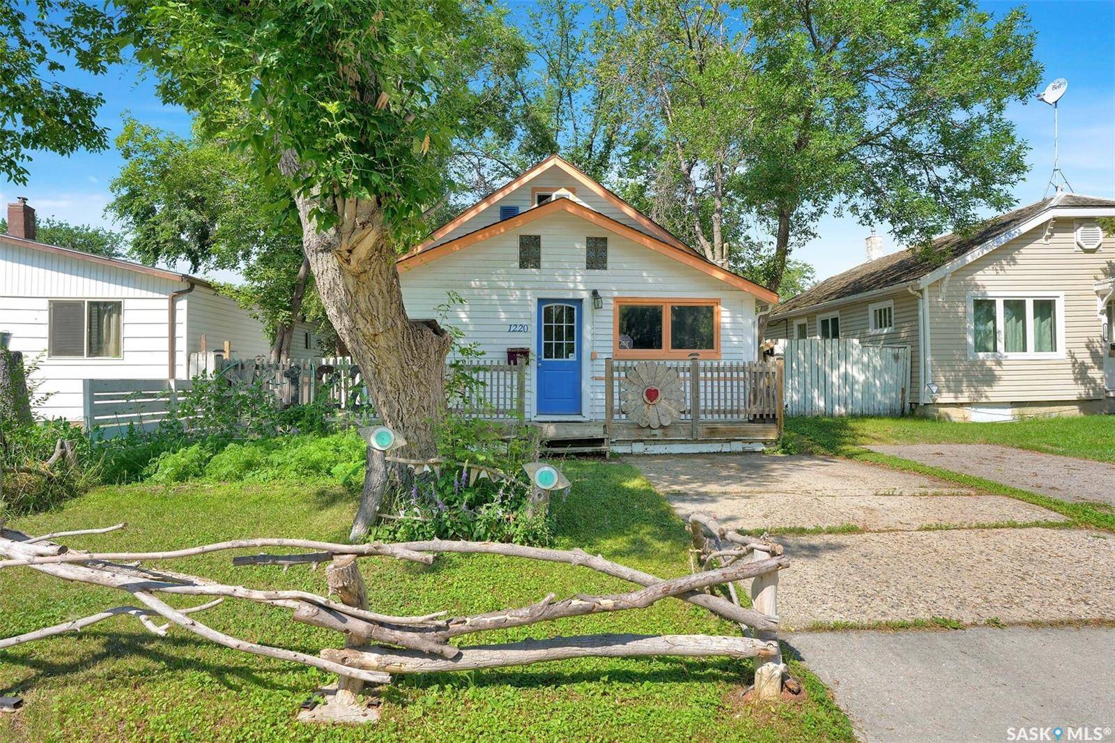 1220 QUEEN STREET, Regina, SK S4T 4B4